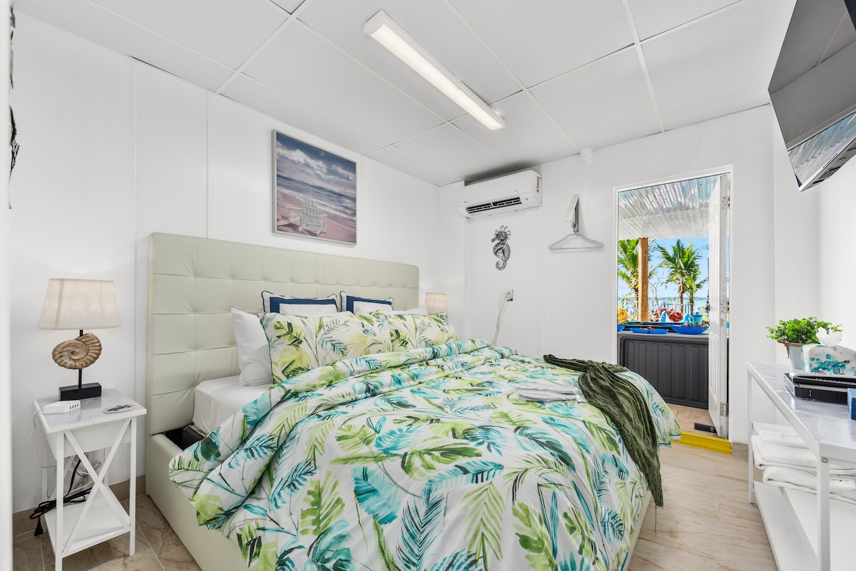 标准双人床卧室# 1 ，可直接通往水疗中心和带顶棚的露台区域