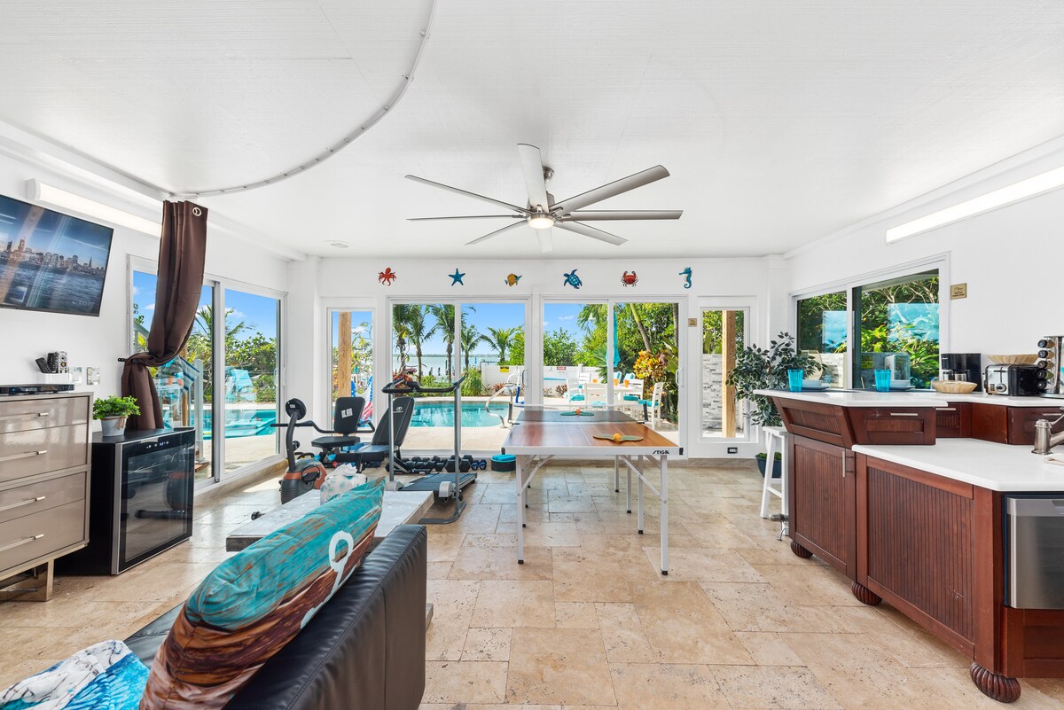 一楼设有夏季厨房、健身房、乒乓球场和可选卧室