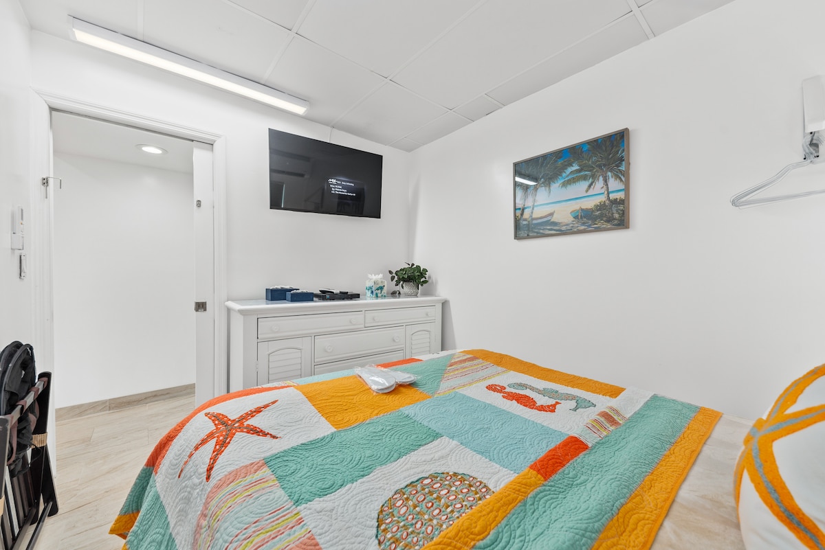 一楼毗邻卫生间的标准双人床卧室# 2