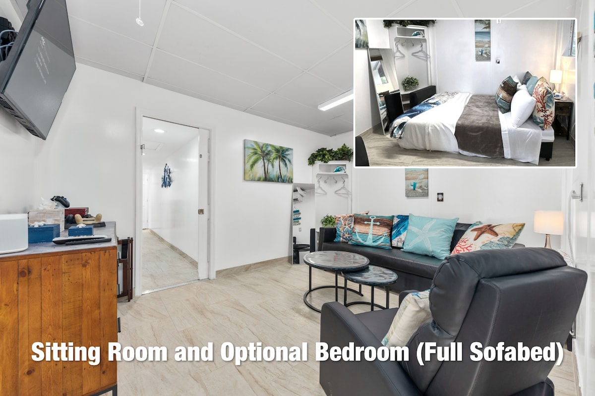 起居区和可选卧室，配备全套沙发床和附带小屋浴室