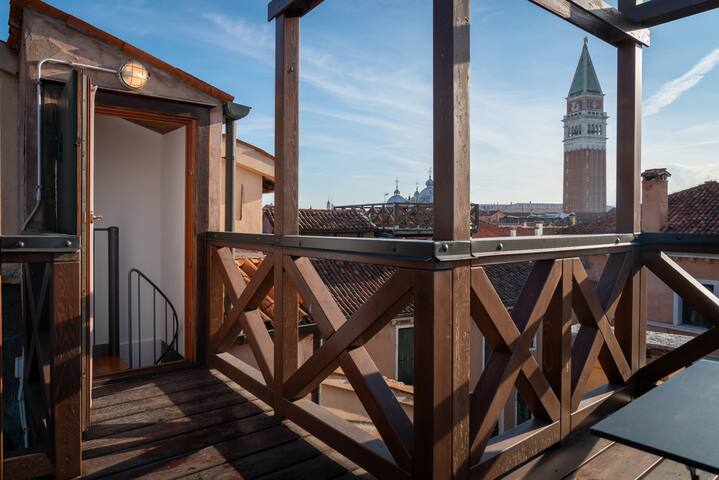 Penthouse Apartment behind S. Marco – Canal View gallery image 2