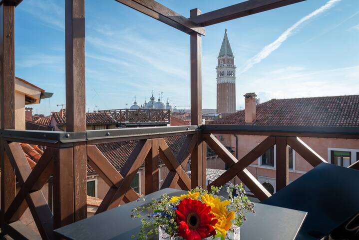 Penthouse Apartment behind S. Marco – Canal View gallery image 3