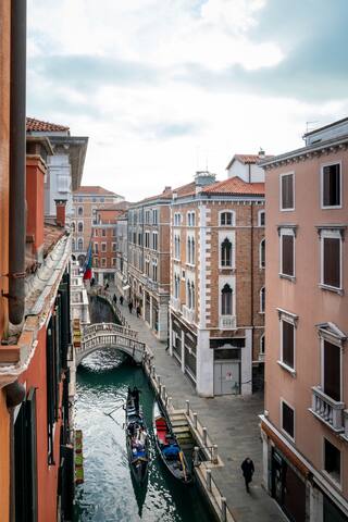 Penthouse Apartment behind S. Marco – Canal View gallery image 5