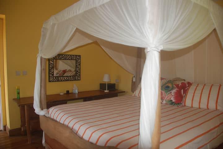 Kitanda cha ukubwa wa king chenye starehe katika chumba chako cha kulala chenye kiyoyozi