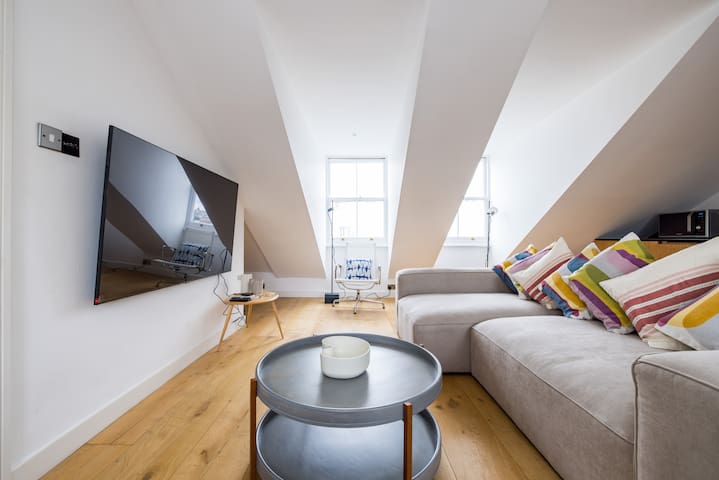 Notting Hill Panoramic Views, Elegant Contemporary gallery image 2