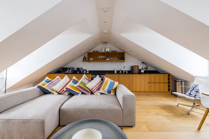 Notting Hill Panoramic Views, Elegant Contemporary gallery image 3