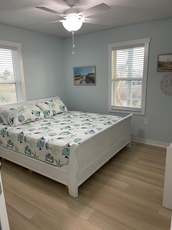 Spálňa na nižšom poschodí.  Manželská posteľ