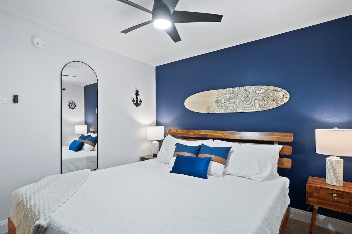 Chumba cha pili cha kulala pia kina godoro la povu la kumbukumbu la inchi 12, kioo cha urefu kamili