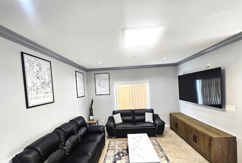 Large Fun Modern near Disneyland & OC Beaches