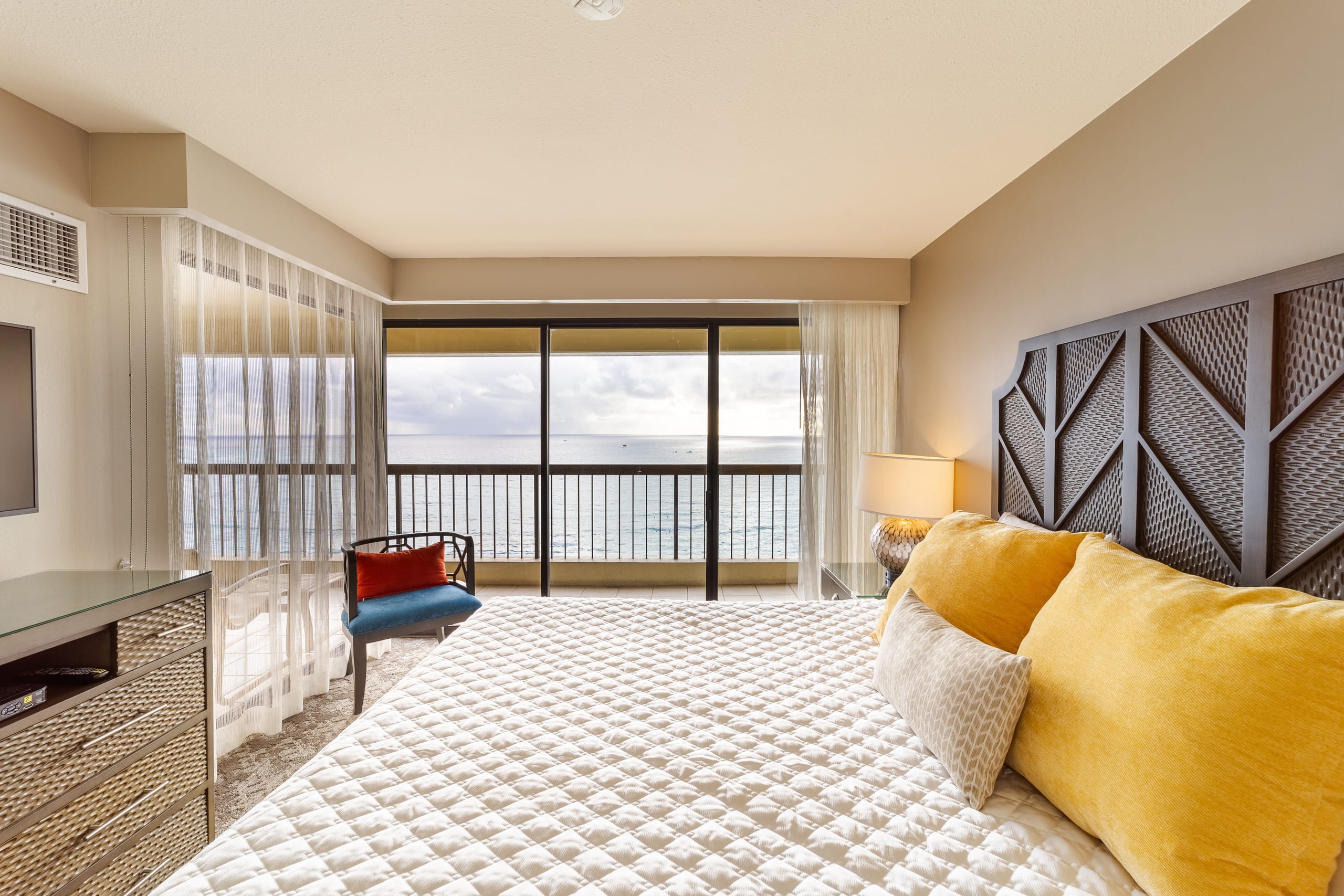 #2202 Beachfront 2BR/2BA w/ Pool, Gym & Free Valet - Image 9