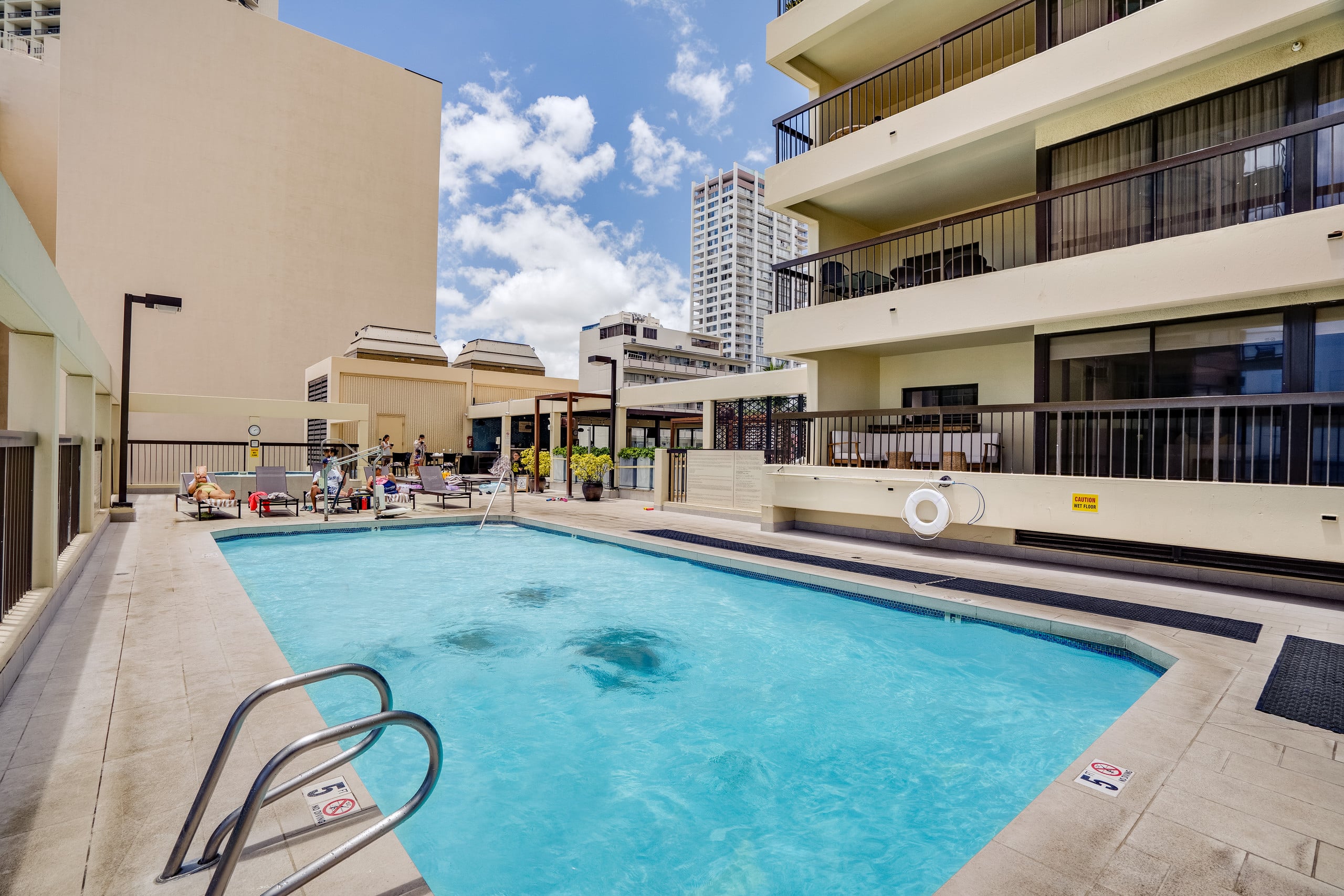 #2202 Beachfront 2BR/2BA w/ Pool, Gym & Free Valet - Image 27