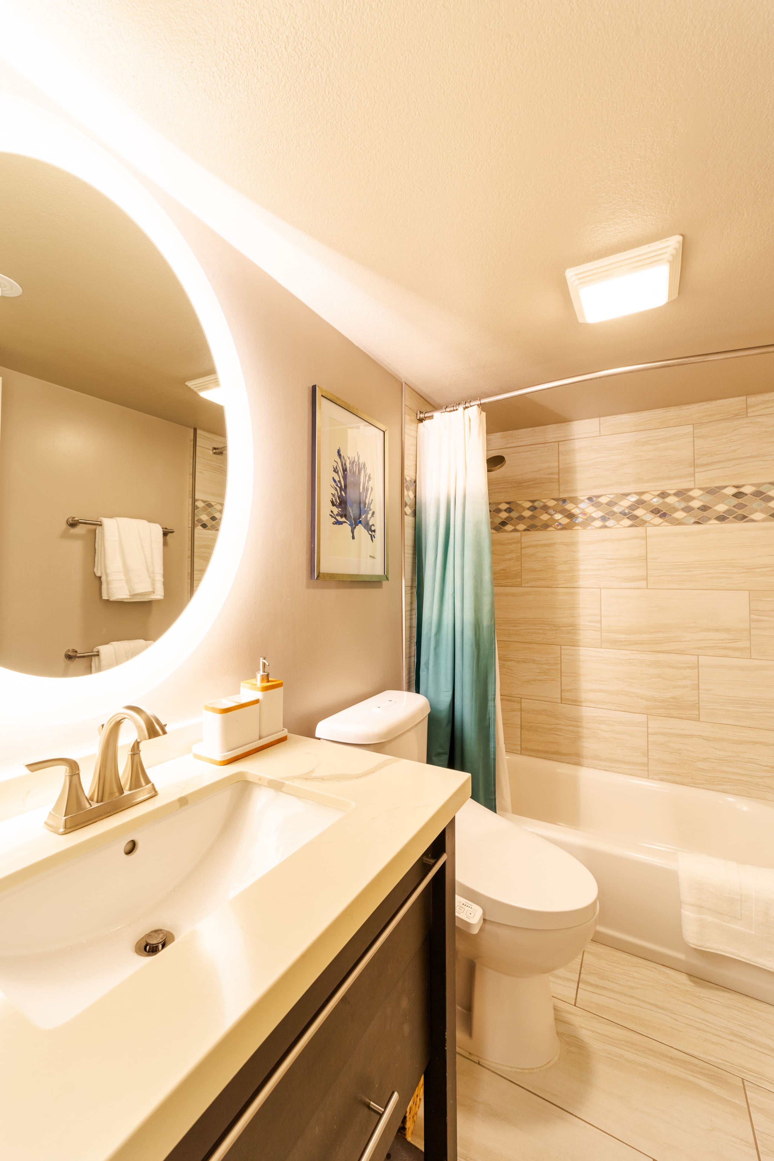 #2202 Beachfront 2BR/2BA w/ Pool, Gym & Free Valet - Image 15