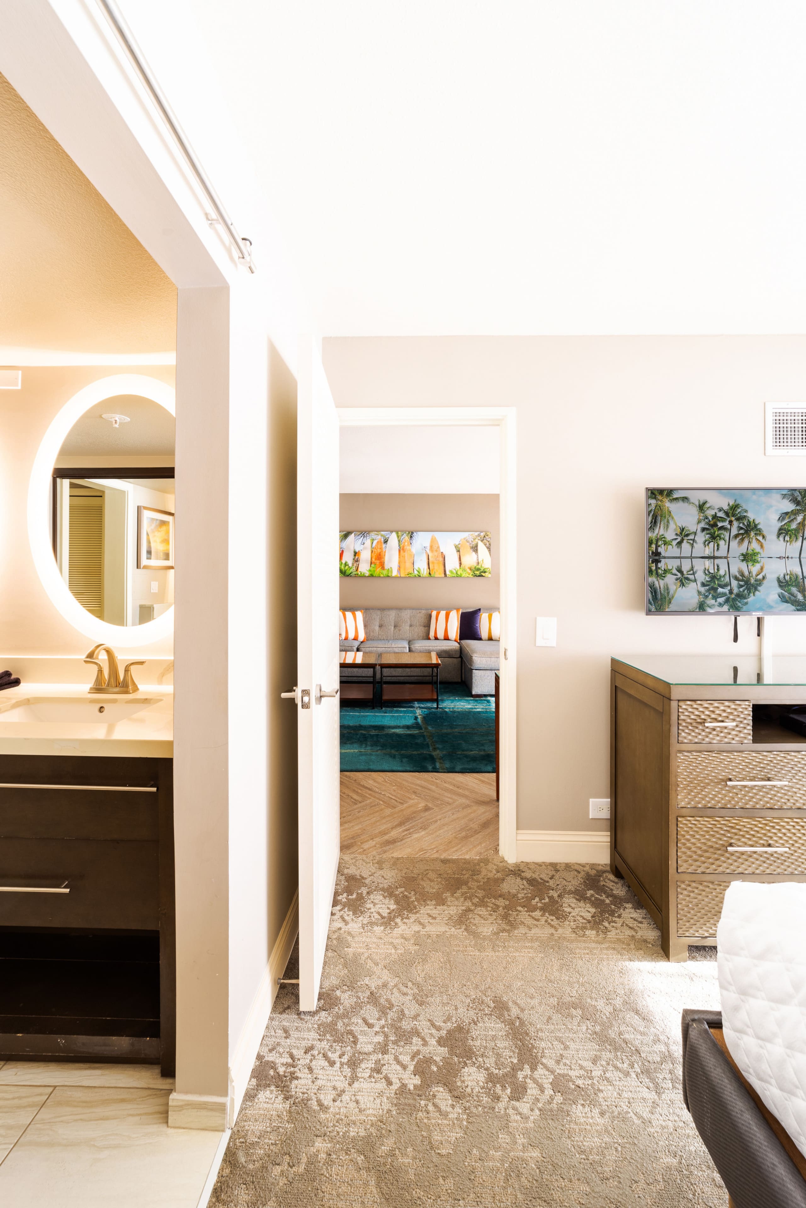 #2202 Beachfront 2BR/2BA w/ Pool, Gym & Free Valet - Image 31