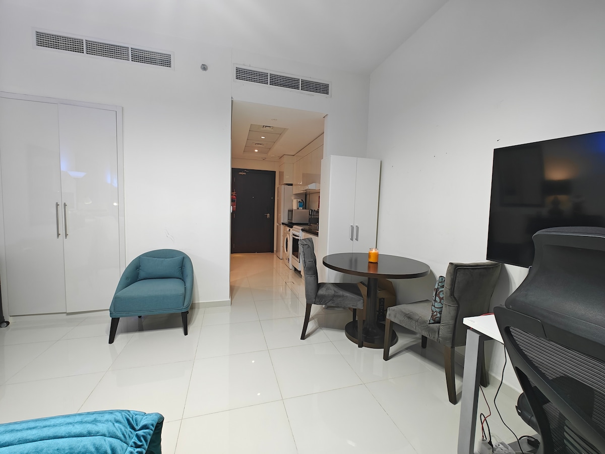 Top Airbnb: LeModCasa: Smart, modern studio in JVC in Al Barsha South Fourth