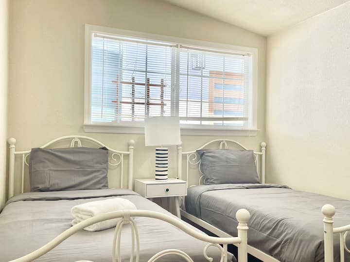Dormitorio de invitados con dos camas individuales