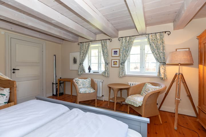 ダブルベッド、デスク、追加のスカイベッドを備えた2つ目の寝室-シングルベッド（古いベッドなので、少し硬いマットレス）