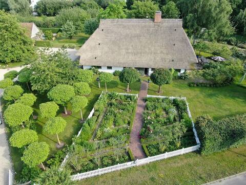 Historic thatched farmhouse with pool