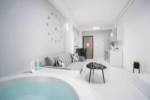Top performing Airbnb: Modern Home With Hot Tub (No Bubbles) STA033 in ΑΜΕΡΙΚΗΣ