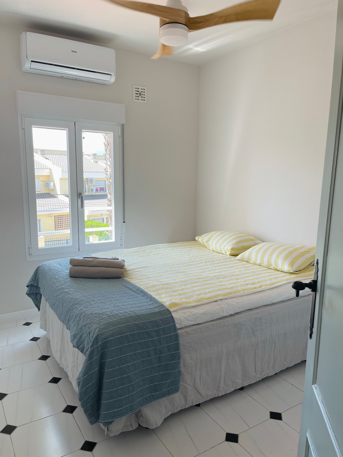 Dormitorio 2, cama matrimonial de 150 cm, armario, aire acondicionado, ventilador de techo