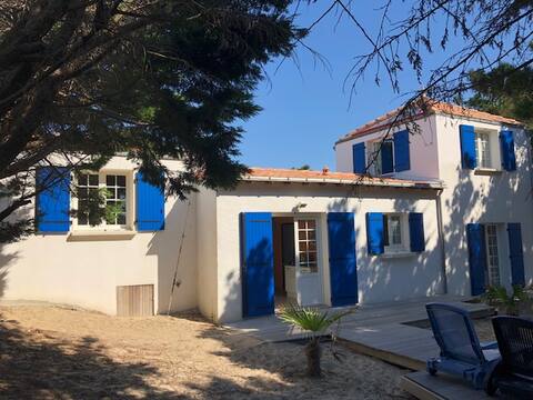 Charming house with sea view and direct beach access