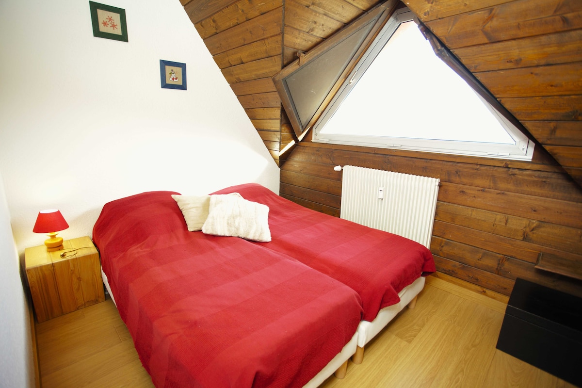 Phòng ngủ số2 
Giường: 160x190cm
Chăn bông: 220 x 240 cm
Gối: (x2) 65 x 65 cm

Khả năng làm 2 giường đơn.