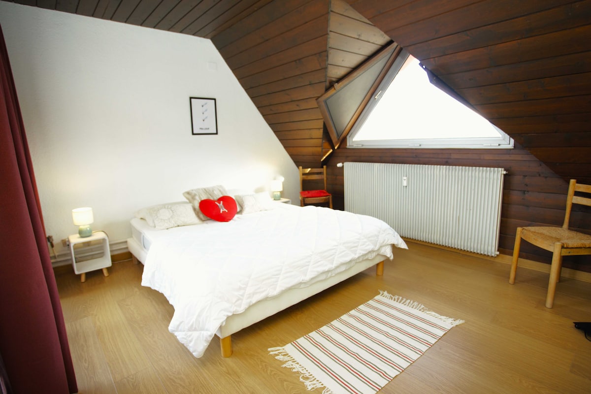 Phòng ngủ số3 
Giường: 160x190cm
Chăn bông: 240 x 260 cm
Gối: (x2) 65 x 65 cm