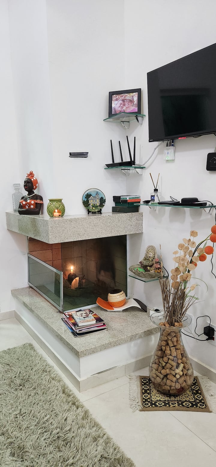 סלון  עם אח וחדר טלוויזיה משולב, לנוחות רבה יותר בסביבה הנפלאה הזו!
