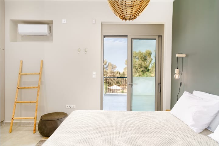 Ორადგილიანი საძინებელი პირველ სართულზე კონდიციონერით, სააბაზანოთი და სახურავის ტერასაზე პირდაპირი წვდომით