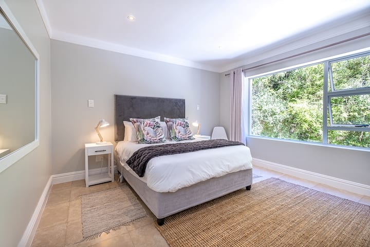 Tercer dormitorio con cama tamaño queen y mantas eléctricas climatizadas y mantas eléctricas y junto a mesas con luces de lectura