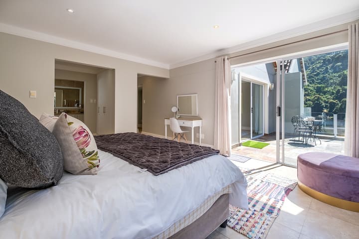 Dormitorio principal con cama tamaño king (mantas eléctricas climatizadas incl.) Con vistas al río, balcón, vestidor en el baño privado