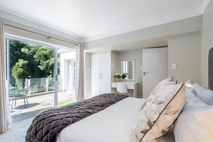 Segundo dormitorio con cama tamaño queen y vistas al río