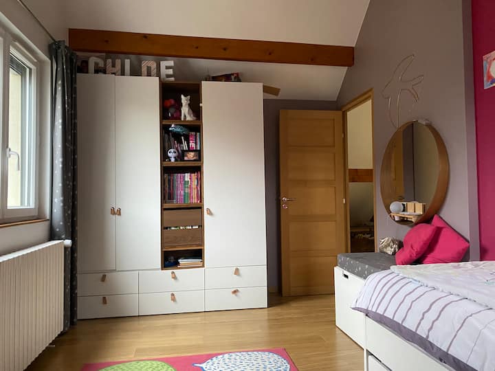 Chumba angavu sana chenye madirisha mawili.
Urefu mzuri chini ya dari.

Kitanda cha mtu mmoja kilicho na kitanda cha droo kwa kuongeza.