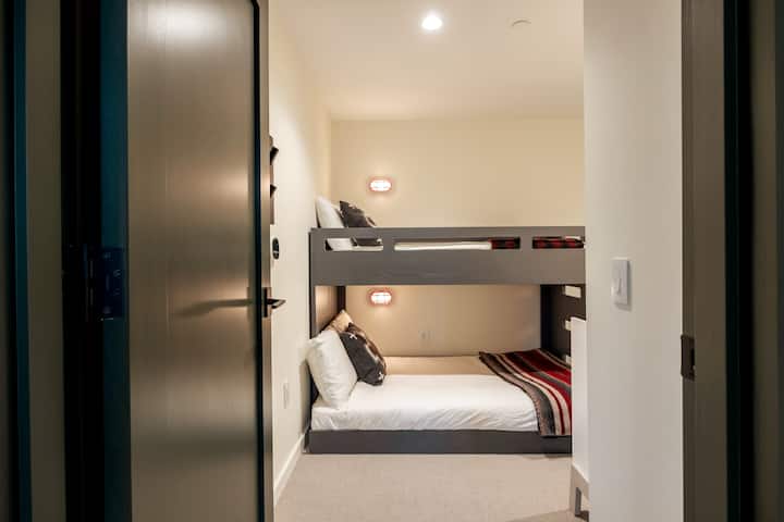 חדר הבונוס של היחידה סודר כחדר שינה עם מיטת קומתיים זוגית.