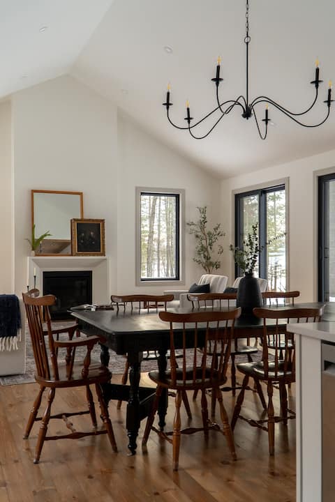 The Northwoods Cottage: lakeside + fireplace
