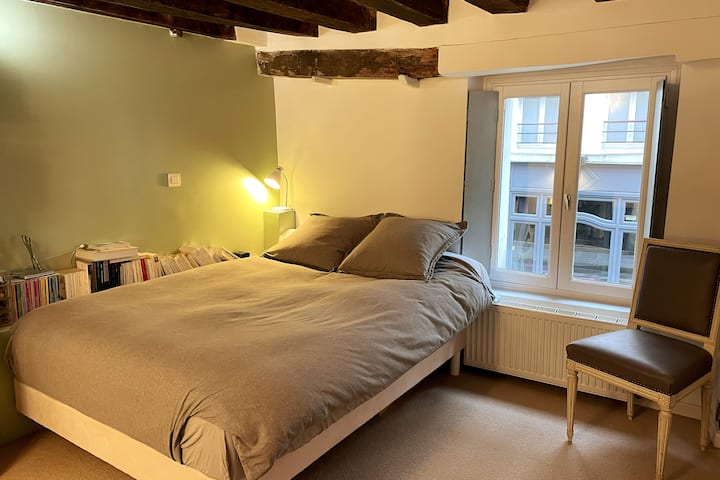 חדר שינה עם מיטה זוגית 140x200 ס"מ. מצעים איכותיים.