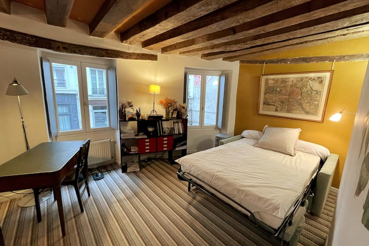 בחדר הזה יש גג נפתח עם מיטה נוחה מאוד, המזרן עבה ורחב , אני מציג אותו כמיטת יחיד.