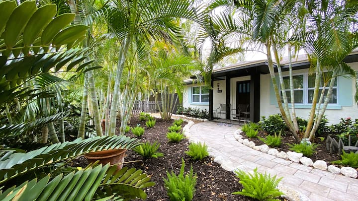 Tropical Setting: City Amenities - Sarasota, FL