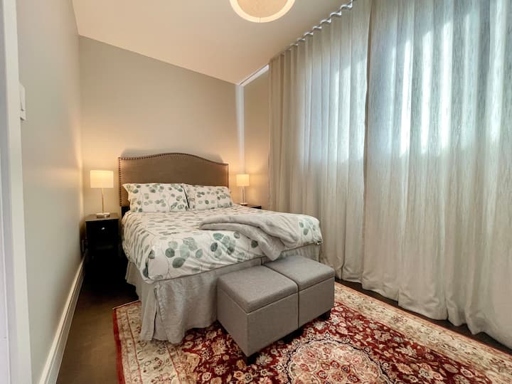 ✸ СПАЛНА СОБА • Брачен кревет (широк 150-179 см), ноќни шкафчиња, седишта и клупа. (Приближно 8' x 13') 

✸ Marina Star SF ✸
airbnb.com/h/marinastarsf 