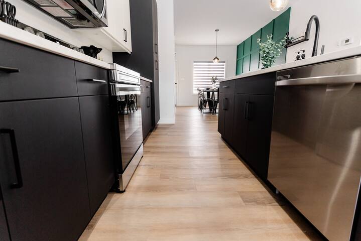 *Spacious w/ Style | Free Parking | 7 min Airport* gallery image 5