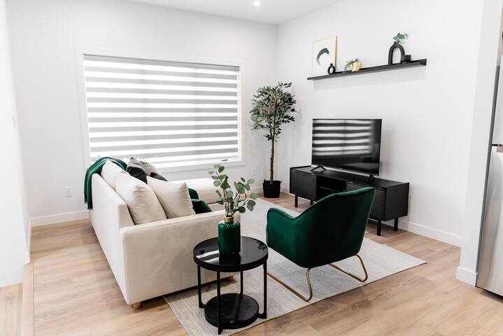 *Spacious w/ Style | Free Parking | 7 min Airport* gallery image 2