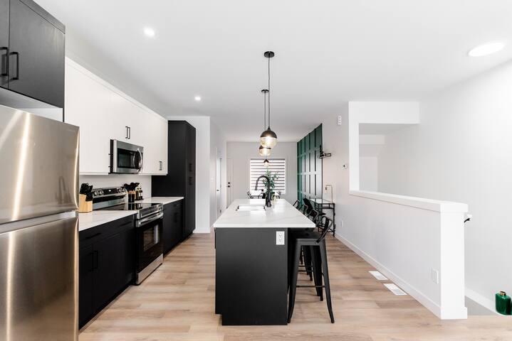 *Spacious w/ Style | Free Parking | 7 min Airport* gallery image 3