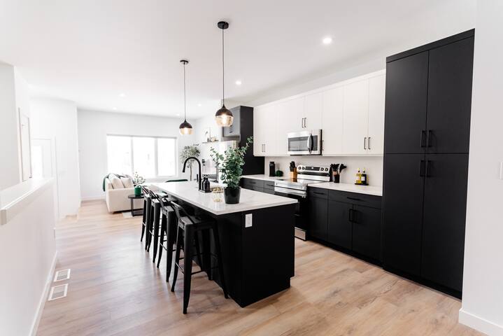 *Spacious w/ Style | Free Parking | 7 min Airport* gallery image 4