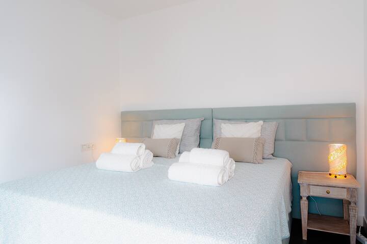 Საჭიროებისამებრ, ეს ორადგილიანი საწოლი შეიძლება დაიყოს ორ ერთადგილიან საწოლად. Დაჯავშნის დროს მოითხოვეთ მოთხოვნა.