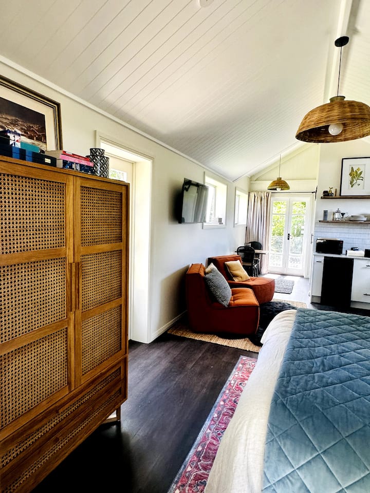 Un armario ofrece espacio para colgar y puertas, además de un gancho adicional para vestidos de cuerpo entero en caso de que asistas a un evento más formal. 