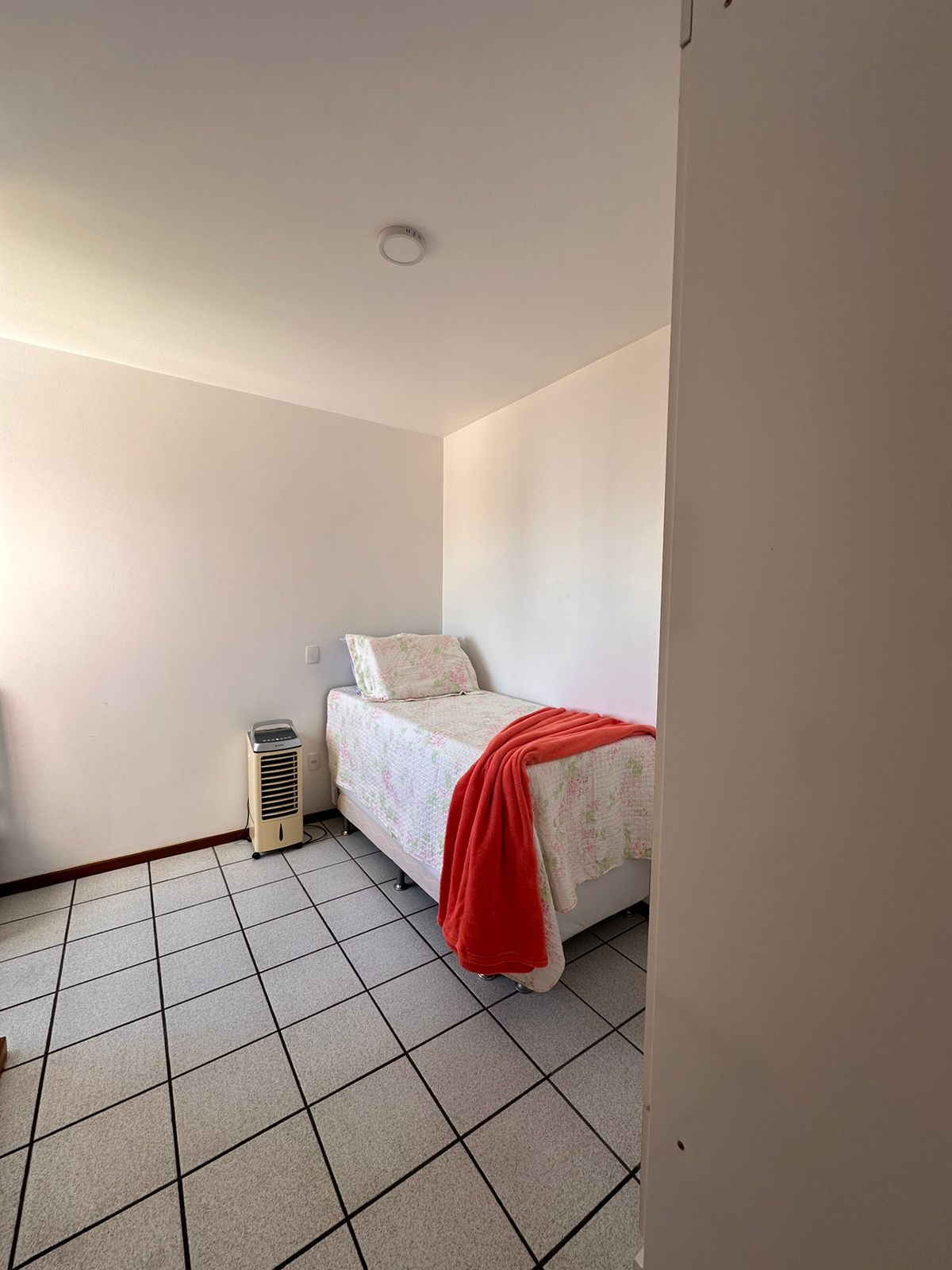 חדר עם מיטה זוגית, מלתחה, מזגן, מתלה בגדים. 