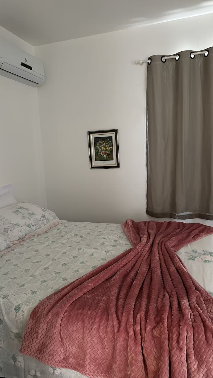 Ოთახი (ლუქსი) საწოლით, კომოდით, კონდიცირებით, ტანსაცმლის საკიდით, უშუქო ფარდით. 