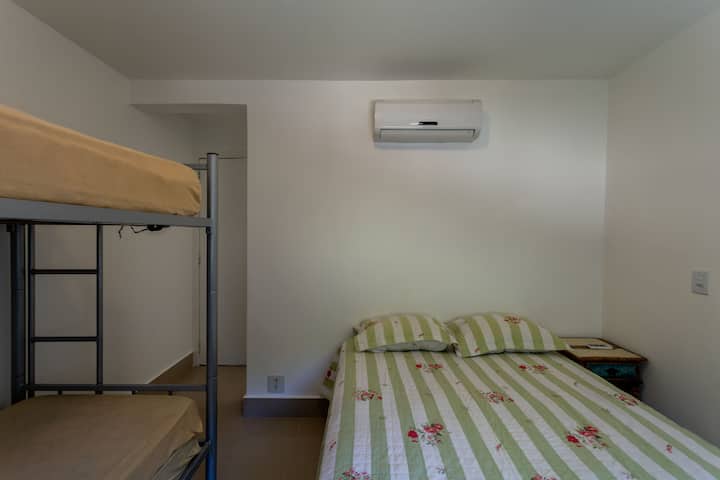 suite con una cama doble y una litera + cama auxiliar