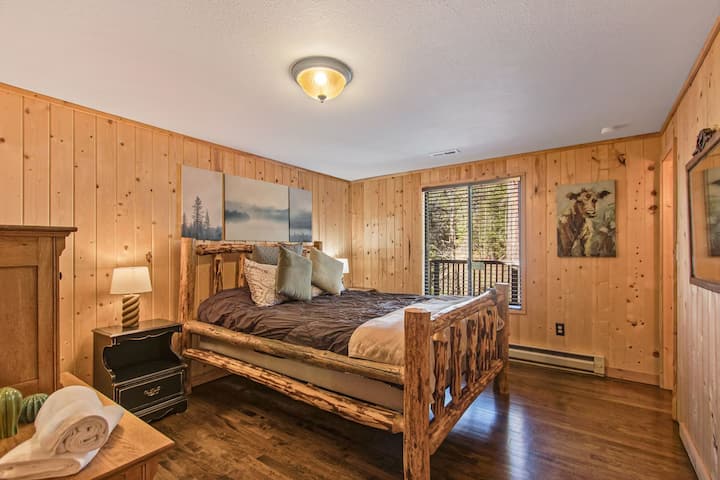 Dormitorio trasero en la planta superior con vistas a la montaña