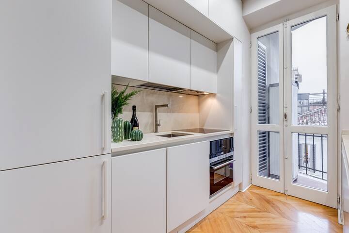 BDC – Platinum 2Bdr apt @Spanish Steps gallery image 5
