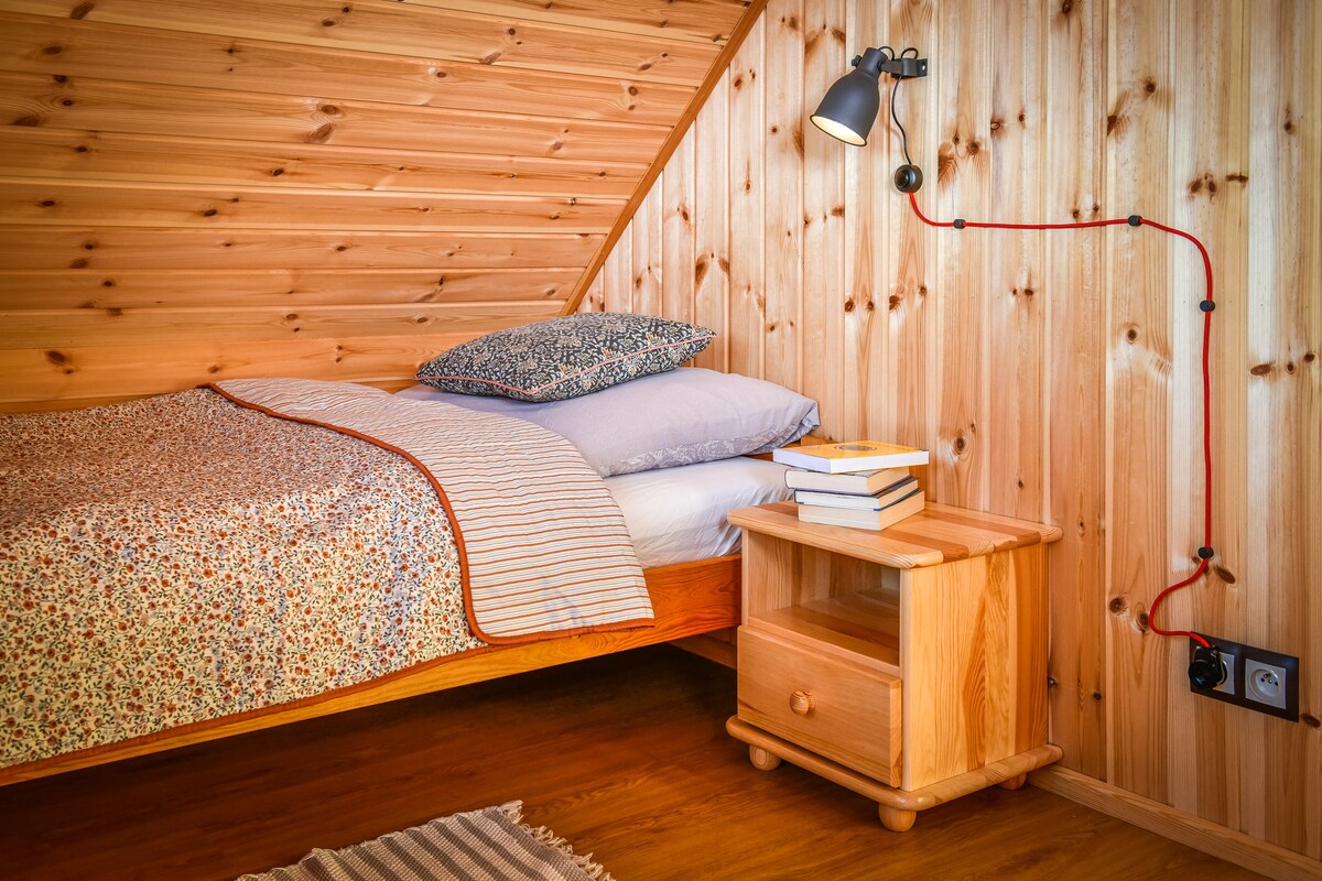 Tầm nhìn ra giường đơn trong phòng với lối vào sân hiên. Tầng.